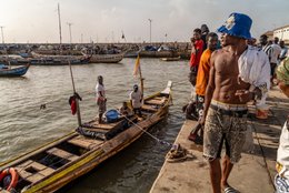Accra;-Ghana;-Jamestown;-fishing-harbour;-unloading;-pirogue;-fishermen;-quay;-mooring;-harbour-activity;-Sino-Ghanaian-cooperation;-artisanal-fishing;-fishing-community;-daily-life;-Gulf-of-Guinea;-West-Africa;-historic-district;-documentary-photography;-Kaleidos;-Kaleidos-images;-La-parole-à-limage;-Stories-Pictures;-Tarek-Charara